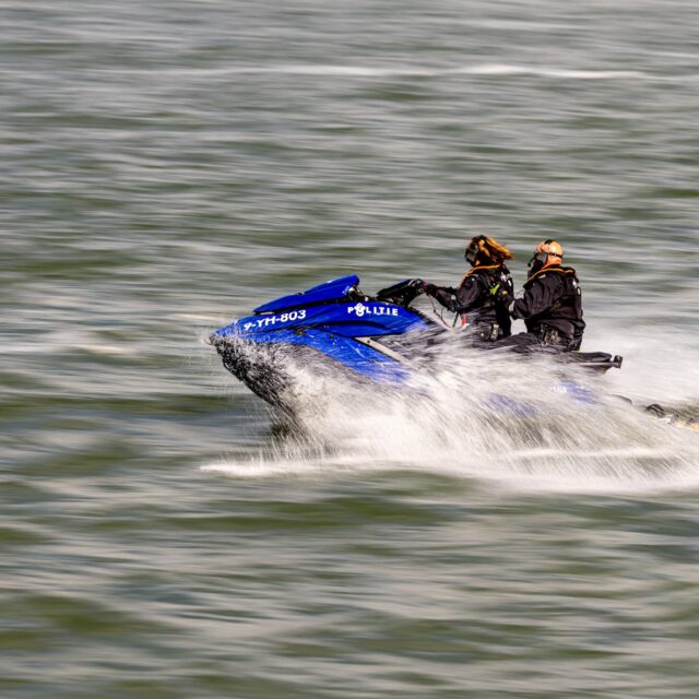 Normaal fotograferen jullie mijn voertuig als ik te snel ga... nu een keertje andersom! 📸🚔💦
@politie_eenheid_rotterdam
@politie_rotterdam_centrum
@wereldhavendagen
#wereldhavendagen #rotterdam #politie #waterpolitie #zeehavenpolitie #politierotterdam #waterscooter #jetski #nieuwemaas #panningphotography #actionphotography