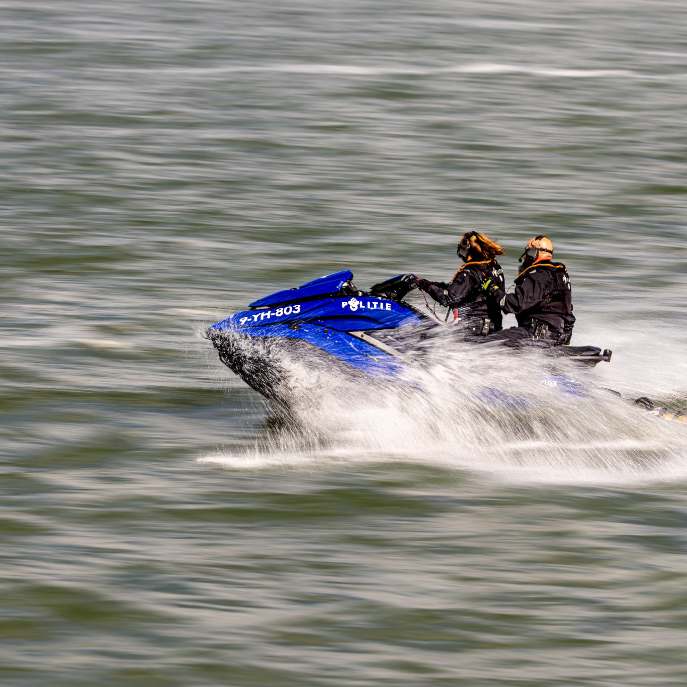 Normaal fotograferen jullie mijn voertuig als ik te snel ga... nu een keertje andersom! 📸🚔💦
@politie_eenheid_rotterdam
@politie_rotterdam_centrum
@wereldhavendagen
#wereldhavendagen #rotterdam #politie #waterpolitie #zeehavenpolitie #politierotterdam #waterscooter #jetski #nieuwemaas #panningphotography #actionphotography